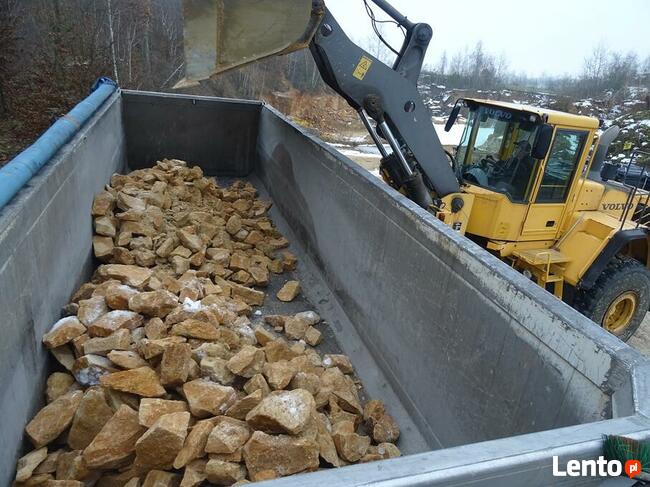Kamień łamany na skarpy stawu łowiska zbiornika retencyjnego