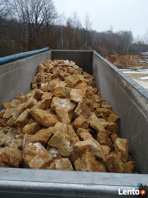 Kamień łamany na skarpy stawu łowiska zbiornika retencyjnego