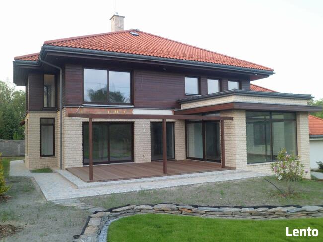 kamień na elewacje domu z czerwonym dachem