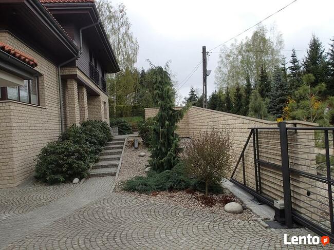 płytki na elewację domu z czerwonym dachem