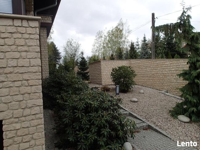 płytki na elewację domu z czerwonym dachem