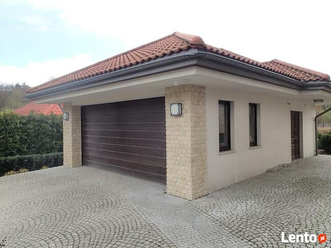 płytki na elewację domu z czerwonym dachem