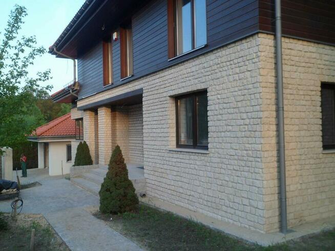 płytki na elewację domu z czerwonym dachem