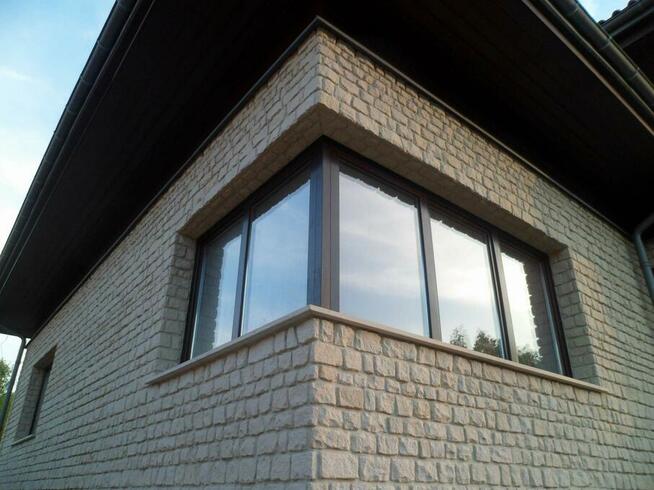 płytki na elewację domu z czerwonym dachem