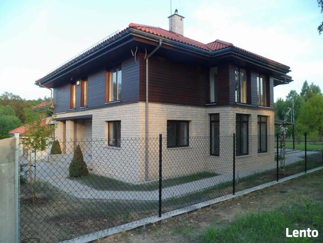 kamień na elewacje domu z czerwonym dachem