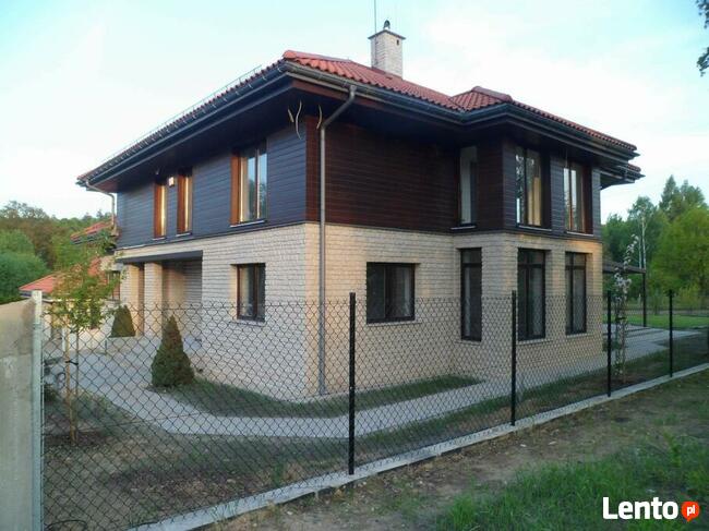 płytki na elewację domu z czerwonym dachem