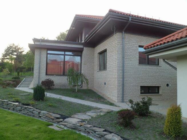 płytki na elewację domu z czerwonym dachem