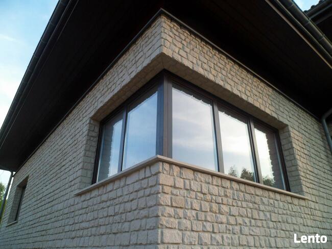 kamień na elewacje domu z czerwonym dachem