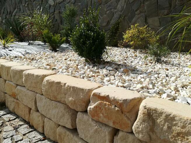 Kamień na suche murki w stylu francuskim