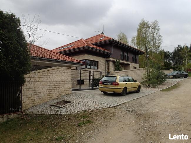 kamień na elewacje domu z czerwonym dachem