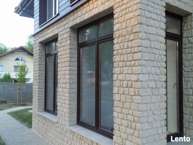 kamień na elewacje domu z czerwonym dachem