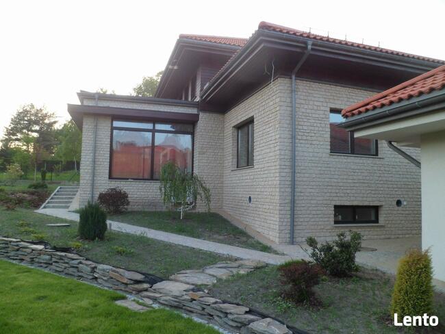 kamień na elewacje domu z czerwonym dachem