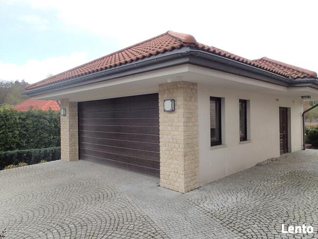 kamień na elewacje domu z czerwonym dachem