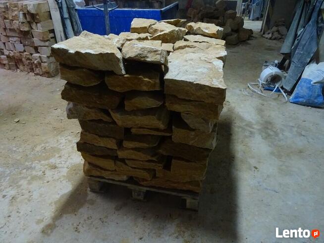 żółty kamień dekoracyjny do ogrodu