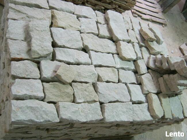 kamień na elewacje domu z czerwonym dachem