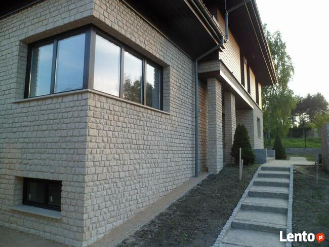 płytki na elewację domu z czerwonym dachem