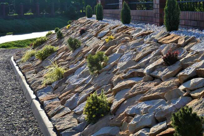 Kamień łamany do budowy murków ogrodowych na oczko wodne