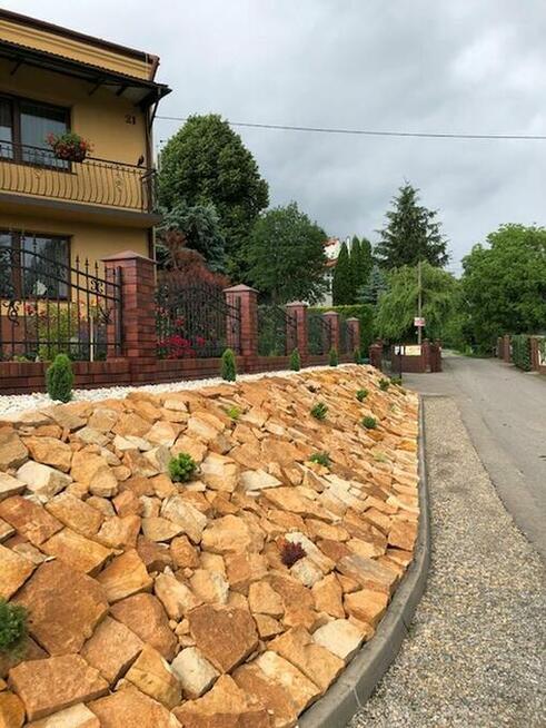 Kamień łamany do budowy murków ogrodowych na oczko wodne