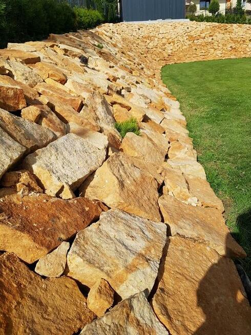 Kamień łamany do budowy murków ogrodowych na oczko wodne