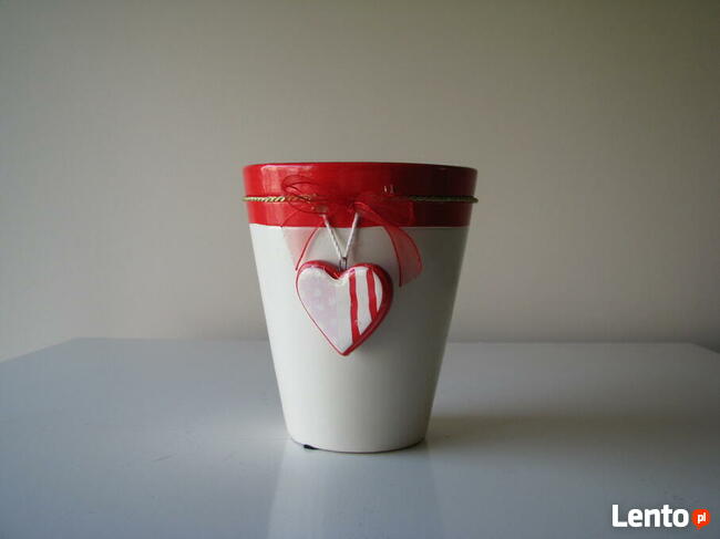 Ceramiczna osłonka na doniczkę z serduszkiem wazon Walentynk