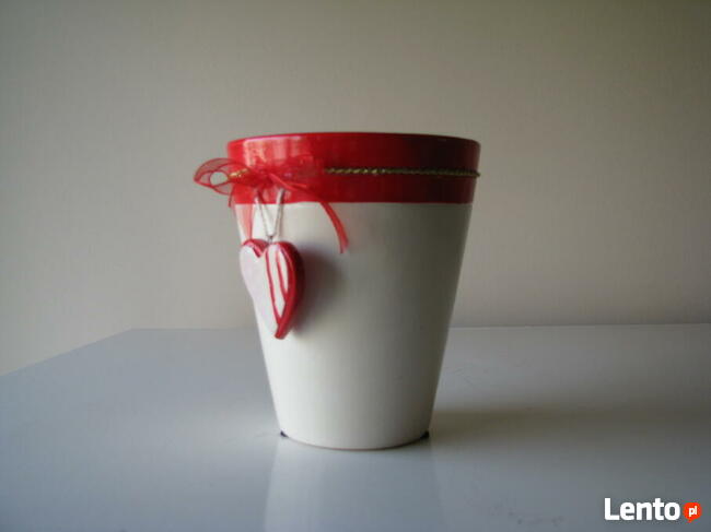 Ceramiczna osłonka na doniczkę z serduszkiem wazon Walentynk