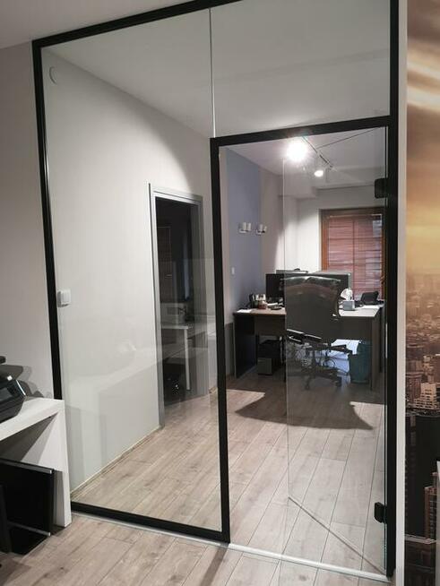 Ściany i drzwi szklane, balustrady, kabiny prysznicowe.