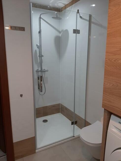 Ściany i drzwi szklane, balustrady, kabiny prysznicowe.