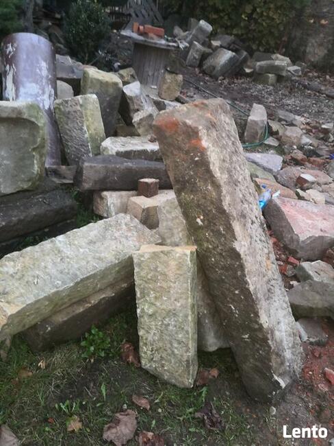 Płyty chodnikowe z piaskowca, koryta, bloczki, schody