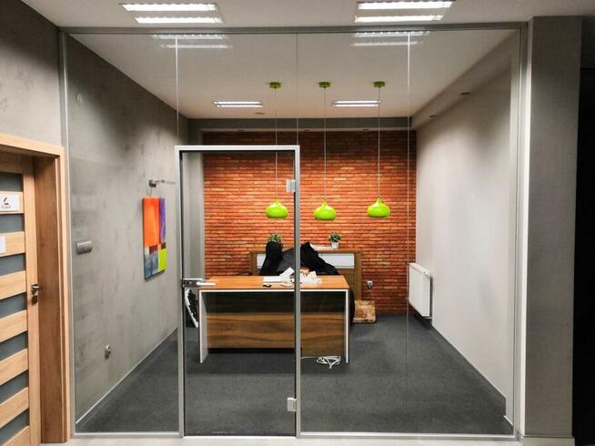 Ściany i drzwi szklane, balustrady, kabiny prysznicowe.