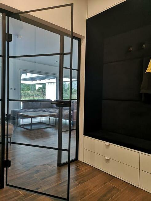 Ściany i drzwi szklane, balustrady, kabiny prysznicowe.