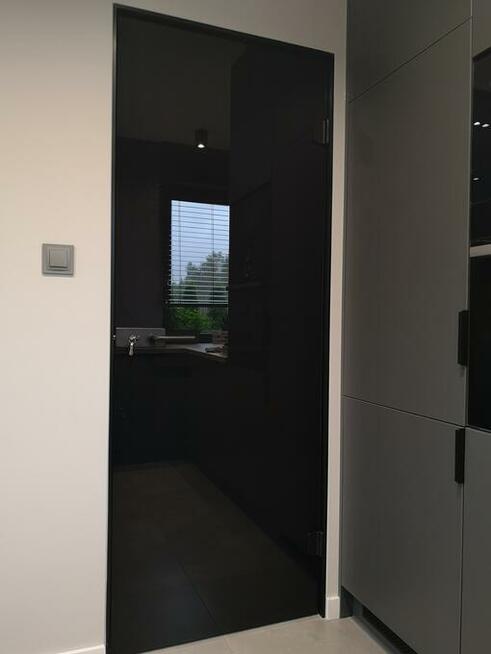 Ściany i drzwi szklane, balustrady, kabiny prysznicowe.