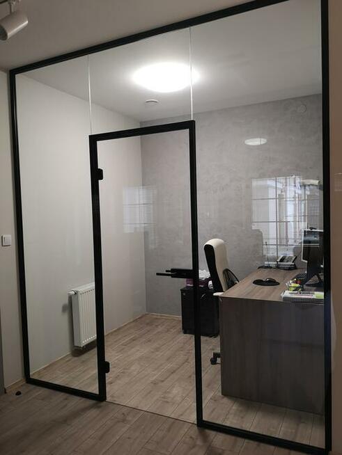 Ściany i drzwi szklane, balustrady, kabiny prysznicowe.