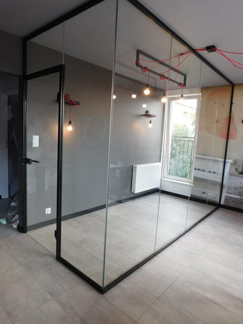 Ściany i drzwi szklane, balustrady, kabiny prysznicowe.