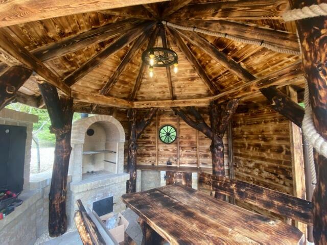 Dom letniskowy przy lesie i blisko jeziora w Lewinku