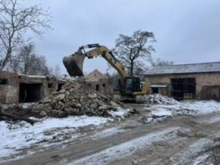 Transport niskopodwoziowy koparka szambo niwelacja piasek