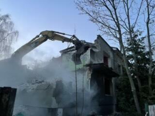 Transport niskopodwoziowy koparka szambo niwelacja piasek