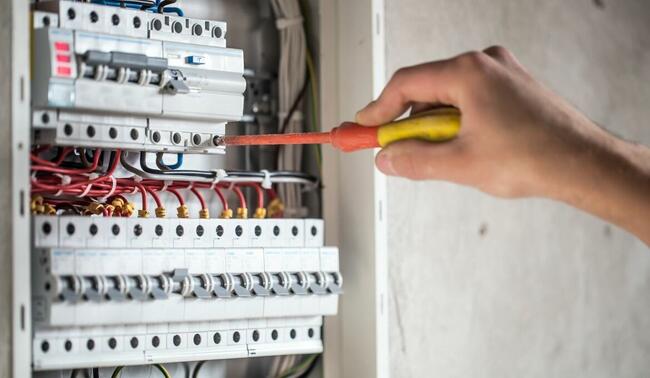 Elektryk. Instalacje elektryczne i teletechniczne.
