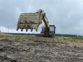 Transport niskopodwoziowy koparka szambo niwelacja piasek