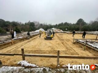 Transport niskopodwoziowy koparka szambo niwelacja piasek