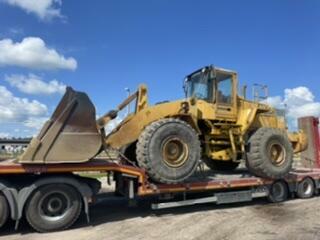 Transport niskopodwoziowy koparka szambo niwelacja piasek