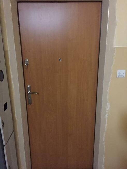 Wejściowe drzwi do mieszkania w bloku + montaż