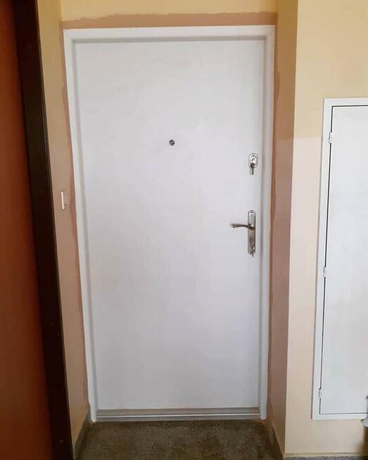 Wejściowe drzwi do mieszkania w bloku + montaż