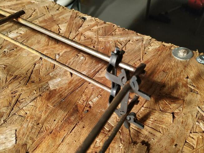 Dystans dwupoziomowy do łączenia zbrojenia w płytach