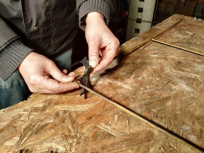 Dystans dwupoziomowy do łączenia zbrojenia w płytach