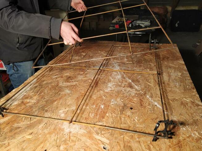 Dystans dwupoziomowy do łączenia zbrojenia w płytach