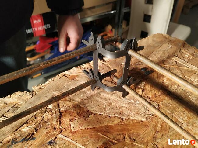 Dystans dwupoziomowy do łączenia zbrojenia w płytach