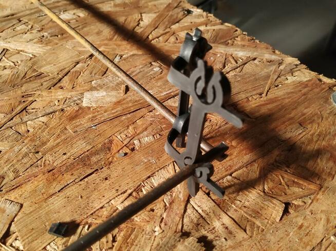 Dystans dwupoziomowy do łączenia zbrojenia w płytach