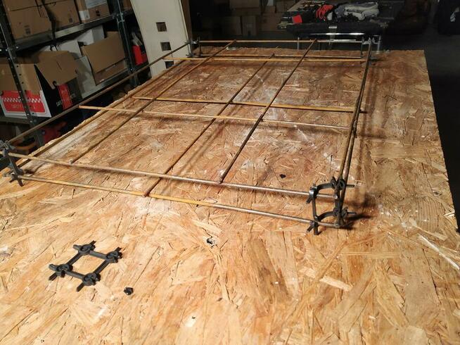 Dystans dwupoziomowy do łączenia zbrojenia w płytach