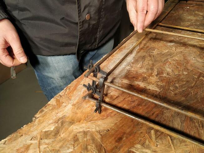 Dystans dwupoziomowy do łączenia zbrojenia w płytach