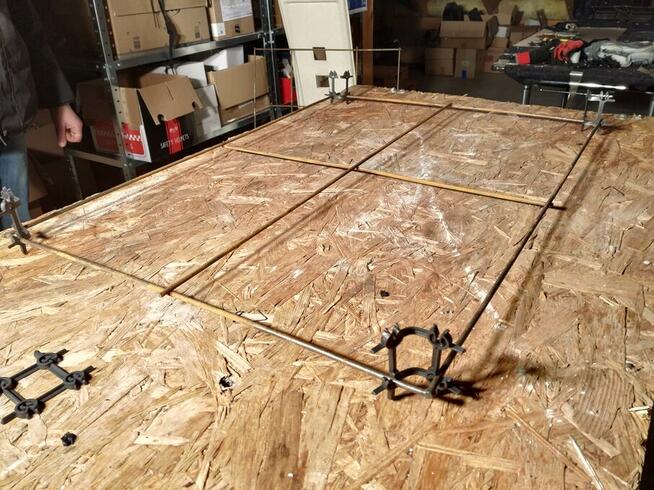 Dystans dwupoziomowy do łączenia zbrojenia w płytach